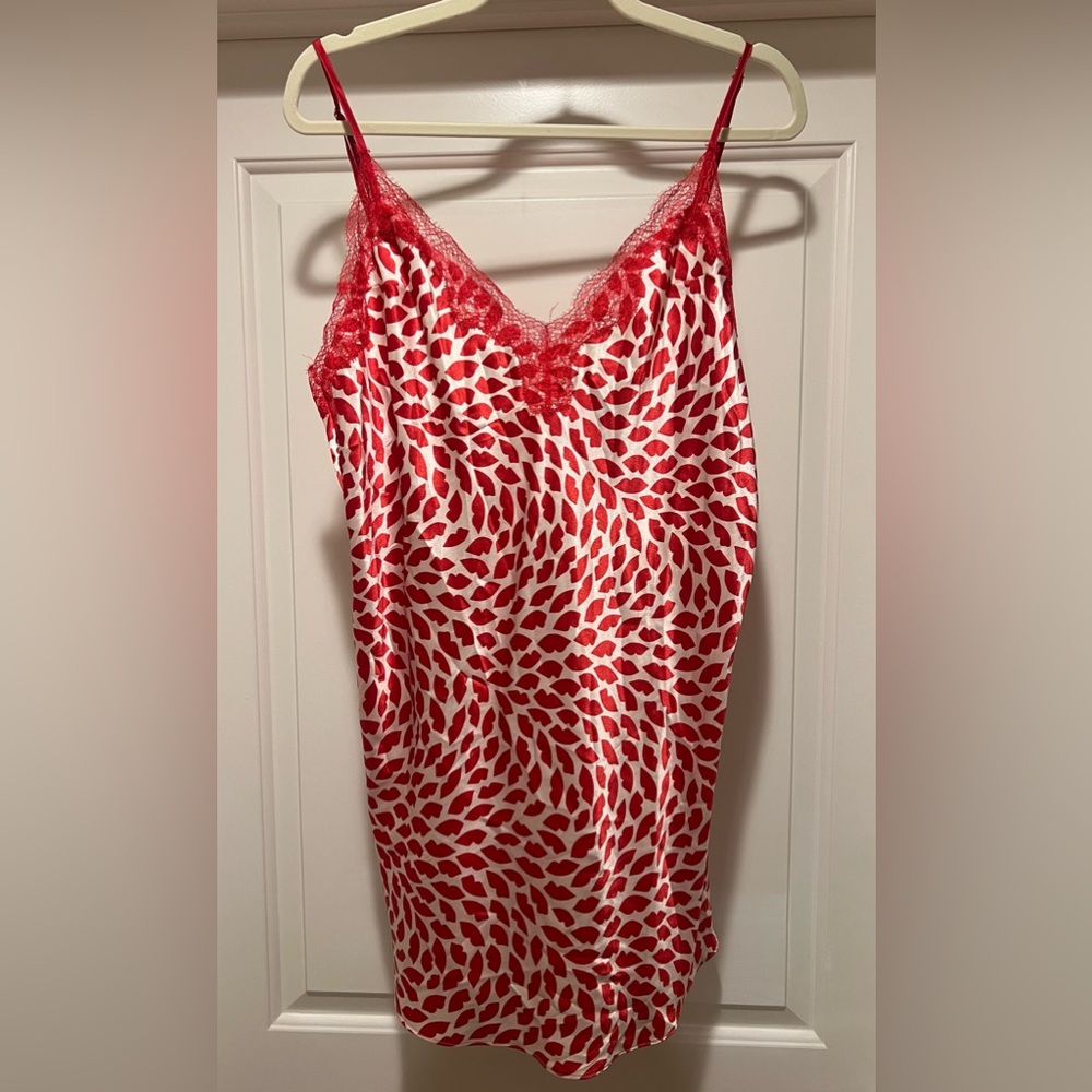 NWT Victoria's Secret Red and White Hearts Robe Chemise size L